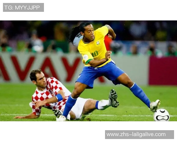 足球小罗的传奇之路：从巴西街头到世界足球巅峰的辉煌历程